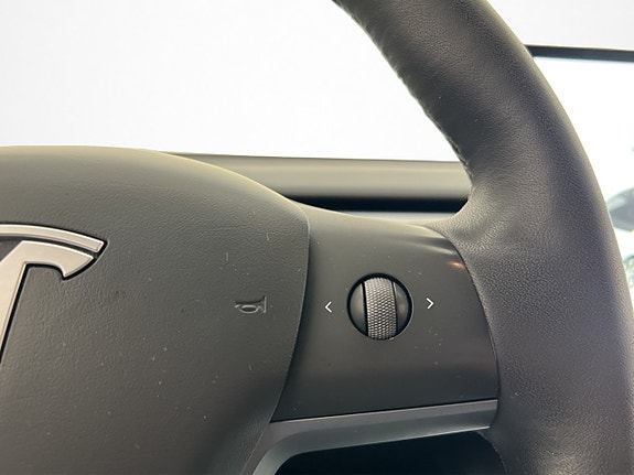 Tesla Model Y 18 of 28