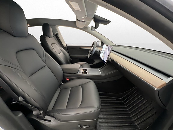 Tesla Model Y 13 of 28