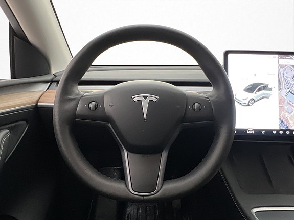 Tesla Model Y 12 of 28