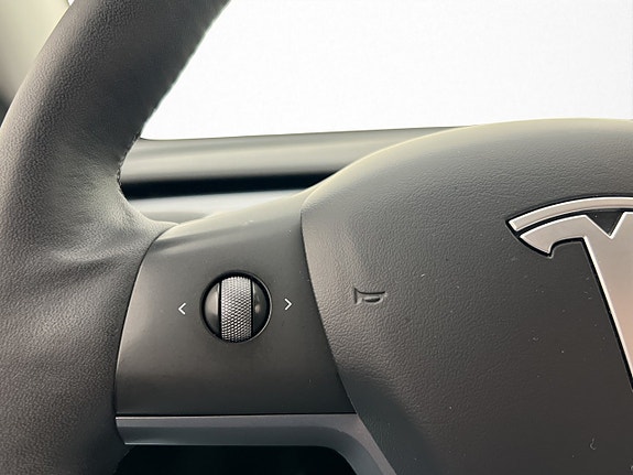 Tesla Model Y 17 of 28