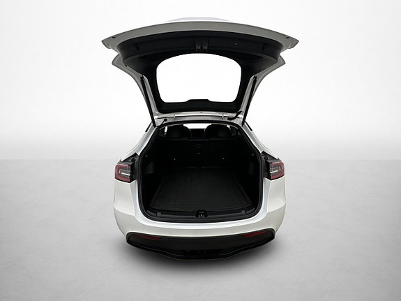 Tesla Model Y 27 of 28