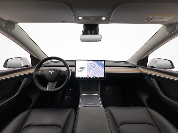 Tesla Model Y 16 of 28
