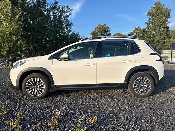 Peugeot 2008 2 of 5