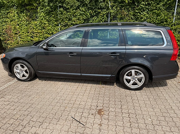 Volvo V70 2 of 9