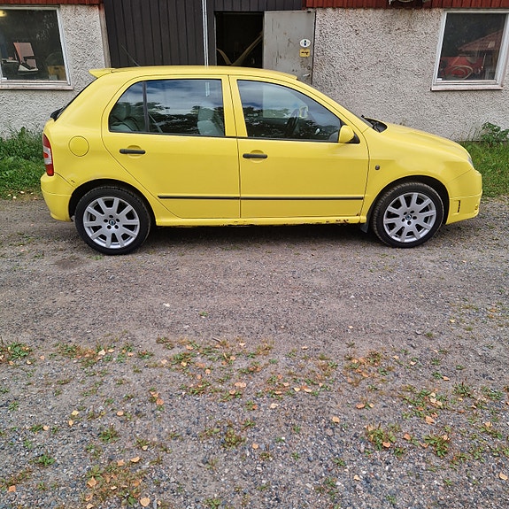 Skoda Fabia 2 of 8