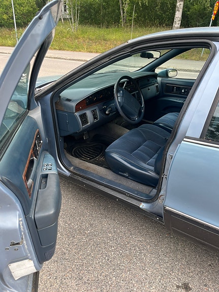 Oldsmobile Custom Cruiser 4 of 8