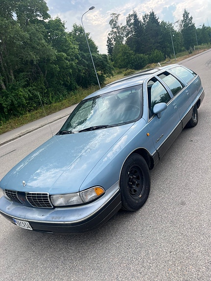 Oldsmobile Custom Cruiser 3 of 8
