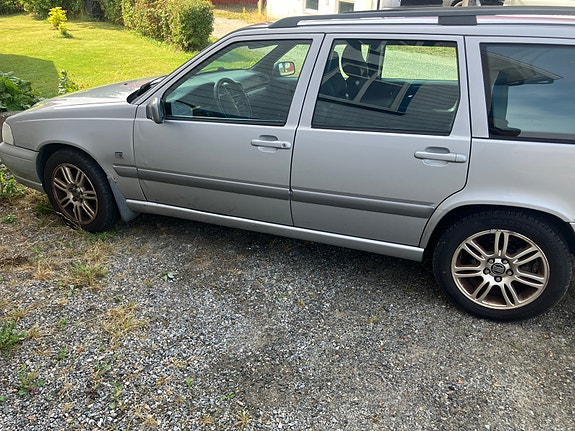 Volvo V70 3 of 5
