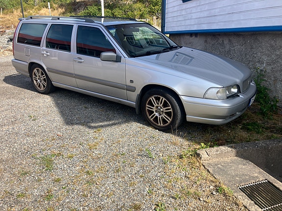 Volvo V70 2 of 5