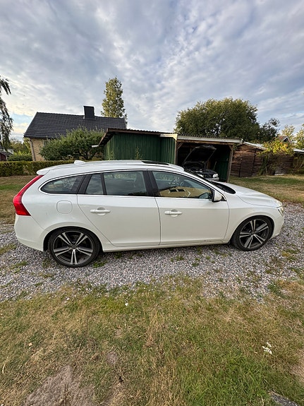 Volvo V60 2 of 5