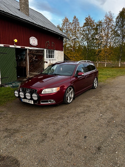 Volvo V70 2 of 6