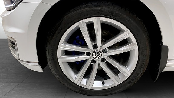 Volkswagen Passat 6 of 14