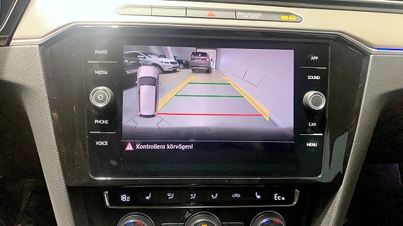 Volkswagen Passat 9 of 14