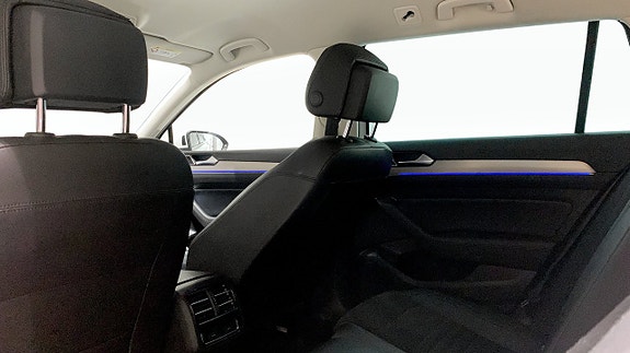 Volkswagen Passat 11 of 14