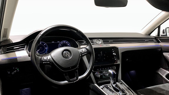 Volkswagen Passat 8 of 14