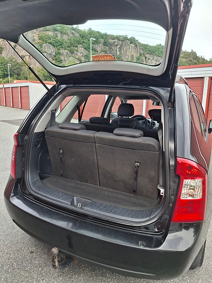 Kia Carens 4 of 8