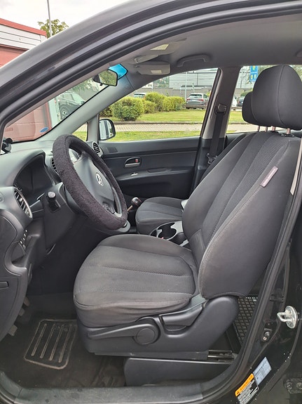 Kia Carens 7 of 8