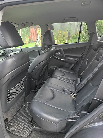 Toyota RAV4 4 of 4