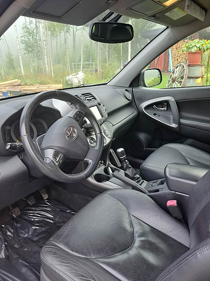 Toyota RAV4 3 of 4