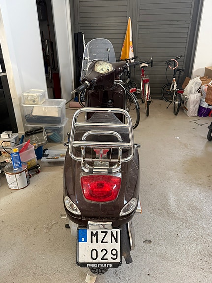 Vespa LX50 2 of 3