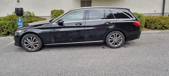 Mercedes-Benz C220 2 of 3