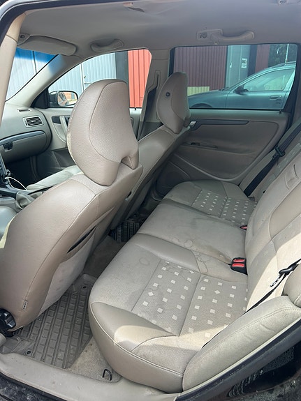 Volvo V70 4 of 6