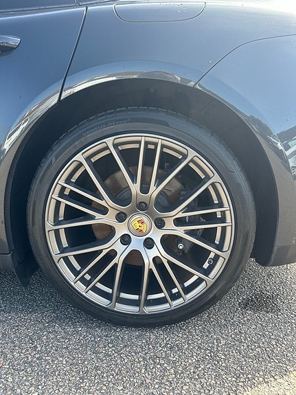 Porsche Panamera 4 10 of 12