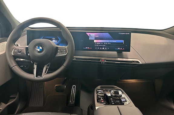 BMW iX 8 of 21
