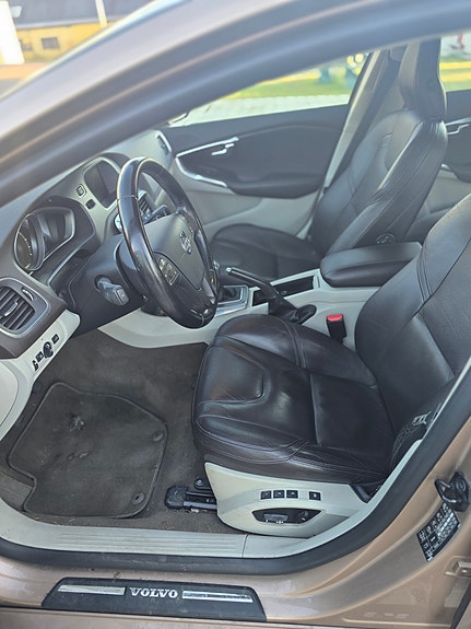 Volvo V40 11 of 13