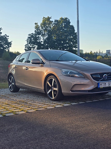 Volvo V40 2 of 13