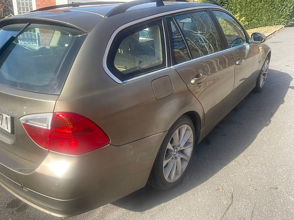 BMW 330xd 2 of 6