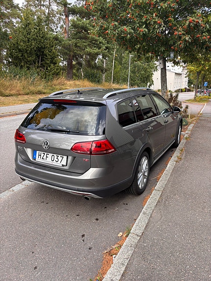 Volkswagen Golf Alltrack 3 of 4