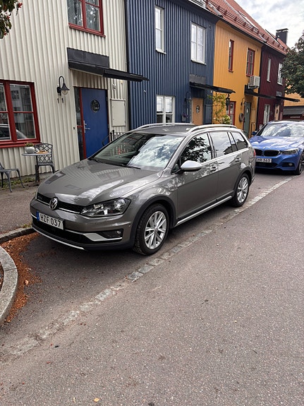 Volkswagen Golf Alltrack 2 of 4