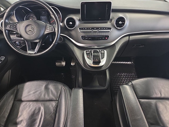 Mercedes-Benz V220 9 of 23