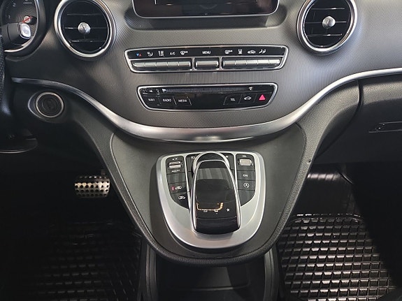 Mercedes-Benz V220 10 of 23