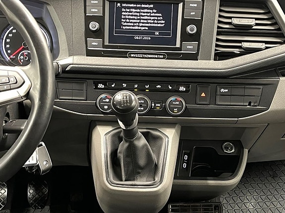 Volkswagen Caravelle 8 of 17