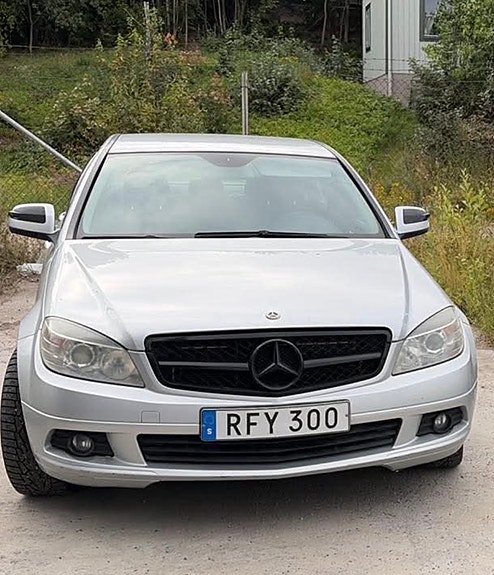 Mercedes-Benz C200 3 of 4