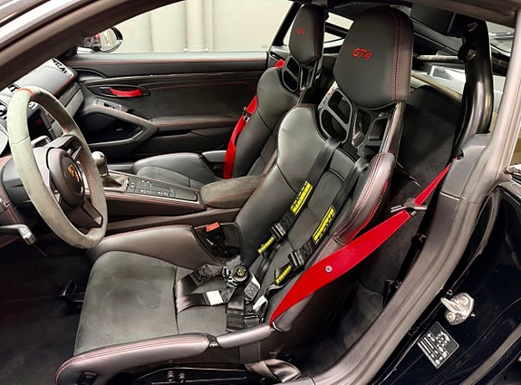 Porsche 718 Cayman GT4 8 of 9