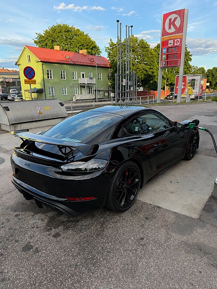 Porsche 718 Cayman GT4 2 of 9