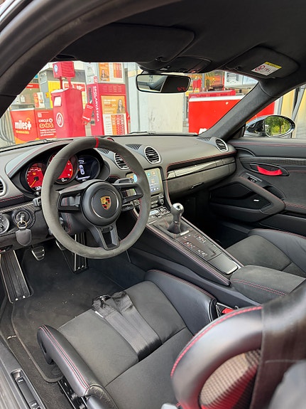 Porsche 718 Cayman GT4 4 of 9