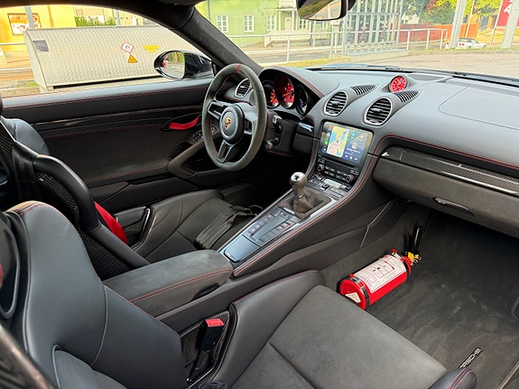 Porsche 718 Cayman GT4 3 of 9