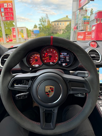 Porsche 718 Cayman GT4 5 of 9
