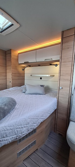 Knaus Südwind 650 PXB 60 years "Cykelställ, Queensbed, markis + front/sidor" 10 of 15