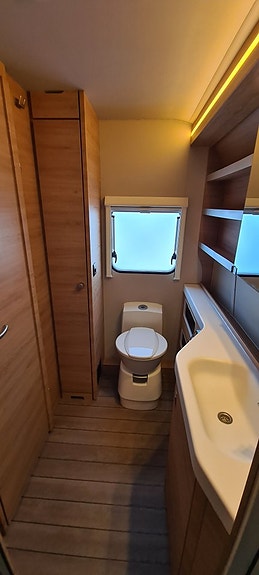 Knaus Südwind 650 PXB 60 years "Cykelställ, Queensbed, markis + front/sidor" 13 of 15