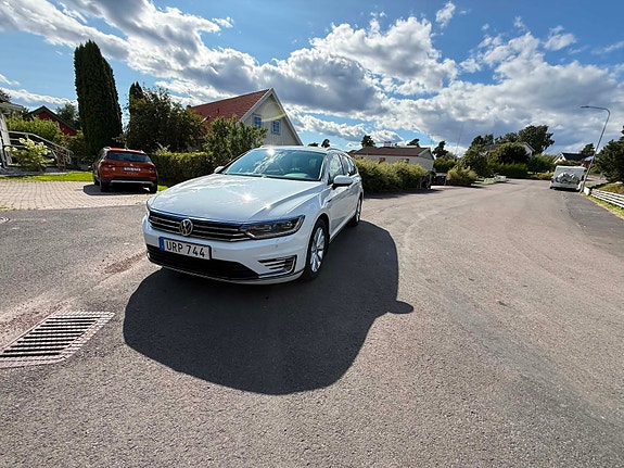 Volkswagen Passat 2 of 8