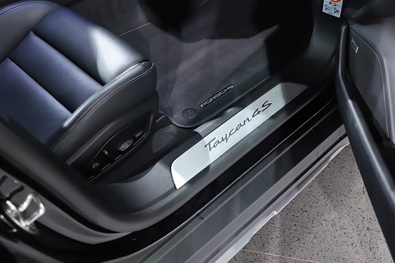 Porsche Taycan 4S 17 of 26