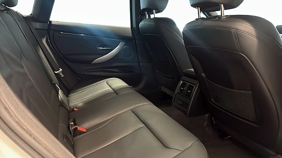 BMW 330i 5 of 8