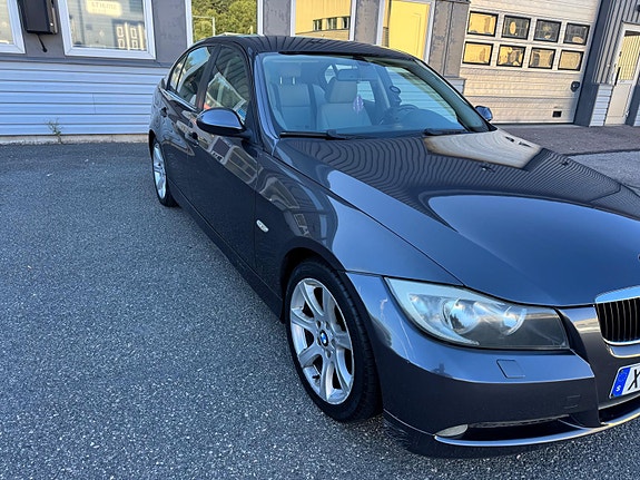 BMW 320i 3 of 12