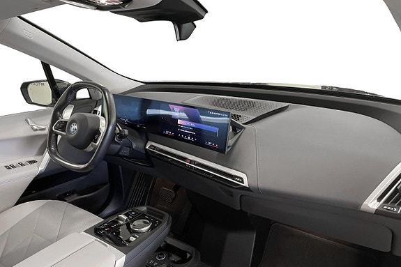 BMW iX 13 of 19