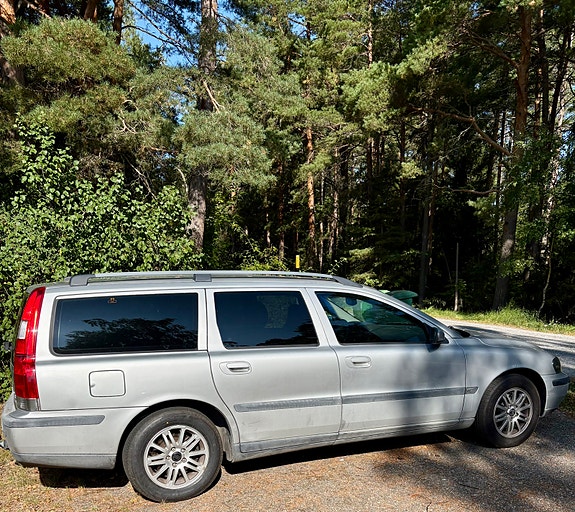 Volvo V70 2 of 6